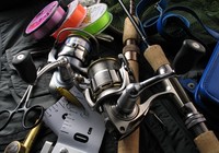 鱼钩、浮漂、竿架、渔线轮的使用和保养技巧