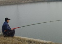 野钓使用长竿钓法要多换钓点提高渔获
