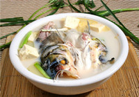 传统佳肴鲜美可口鱼头豆腐汤