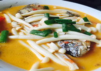 鲜味十足海鲜菇鲫鱼汤的做法