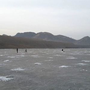 冰钓龙山脚下滦河人工湖
