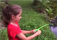 《钓友原创钓鱼视频》 小萝莉用玩具钓竿钓鳗鱼