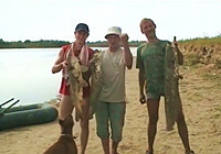 《水库钓鱼视频》 男子手绳双飞巨型鲶鱼