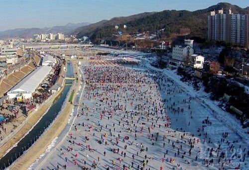 韩国洪川江六千人冰上垂钓场面壮观