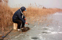 冰钓准备工作钓位选择、渔具配置、垂钓技巧