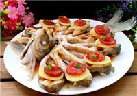 风味十足腊肠蒸鳊鱼的烹饪方法