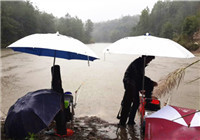 廣西水庫雨天細(xì)線臺(tái)釣野生鯽魚和大鯉魚