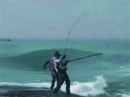 《海釣視頻》 礁石上磯釣遛魚中遇到漲潮
