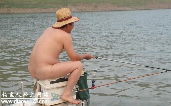 裸体钓鱼